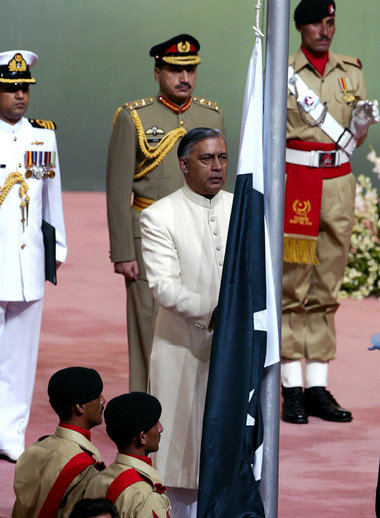 Pakistans Premier Aziz hißt die Nationalflagge zum Unabhängigkei...