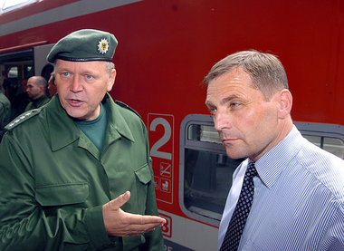 Der NPD-Landtagsabgeordnete Udo Pastörs (r.) am 30. Juni 2007 au...