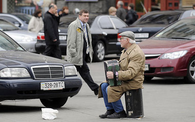 Straßenszene in Kiew: Krise ließ ukrainische Wirtschaft 2009 um ...