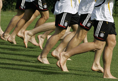 Füße zu verkaufen: im Fußball sind Werbeflächen knapp