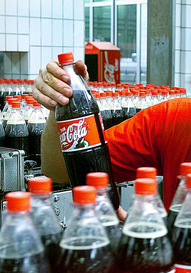 Coca-Cola baut Kapazitäten ab. Sozial problematisch, aber aus Si...