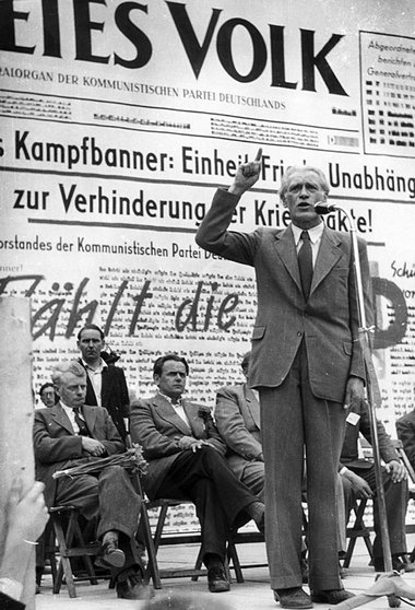 Der Parteivorsitzende der KPD, Max Reimann (1898–1977), in der Z...