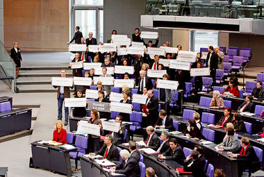 Linke-Abgeordnete am Freitag morgen im Bundestag ...