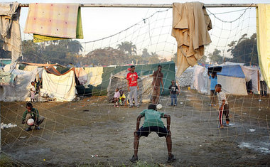Kann Fußball helfen? Szene aus einem Notlager in Haiti