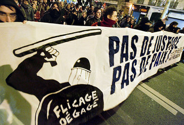 »Prügelpolizisten raus« – Protest gegen den Ausnahmezustand in P...