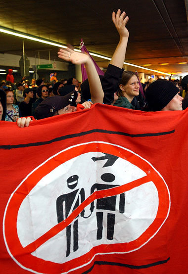 Protestaktion gegen Abschiebungen in Frankfurt am Main (4.8.2001...