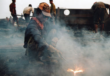 Arbeiter in Chittagong beim »Entsorgen« von Schiffwracks (Bild a...