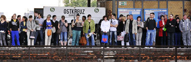 Fahrgäste am Berliner S-Bahnhof »Ostkreuz« – wegen Sicherheitsüb...