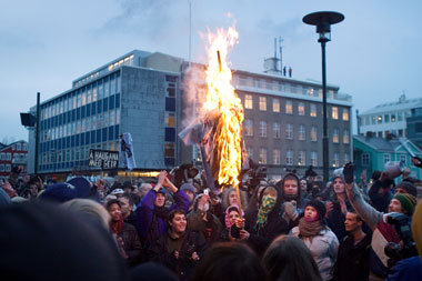 Banken, reiche Anleger und Spekulanten sahnten ab (Proteste in R...