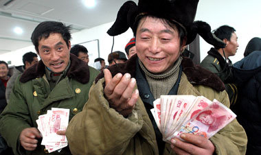 Freudiger Moment: Wanderarbeiter in Shenjang erhalten ihren auss...