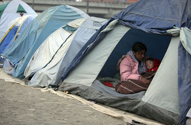 Nach dem Erdbeben müssen zahlreiche Familien in Concepción derze...