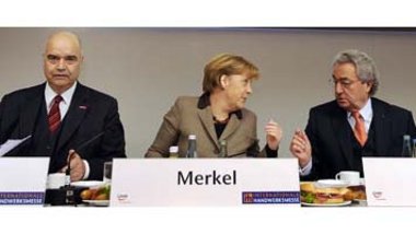 Das bißchen Grummeln macht Frau Merkel keine Angst. Hier mit Han...