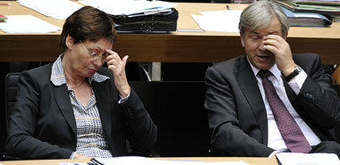 Berlins Regierender Bürgermeister Wowereit (rechts) hat das Prob... Berlins Regierender Bürgermeister Wowereit (rechts) hat das Prob...
