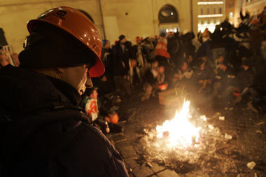 Protestierende Metallarbeiter der Alcoa Inc. vor dem Parlament i... Protestierende Metallarbeiter der Alcoa Inc. vor dem Parlament i...