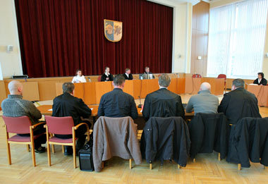 Sven Rathjens und Dennis F. (von rechts) vor dem Rostocker Landg... Sven Rathjens und Dennis F. (von rechts) vor dem Rostocker Landg...