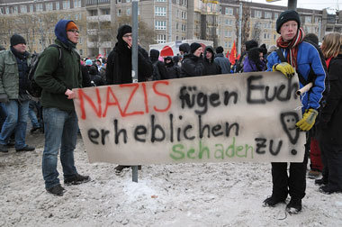 Am 13. Februar blockierten Antifaschisten einen Neonaziaufmarsch... Am 13. Februar blockierten Antifaschisten einen Neonaziaufmarsch...