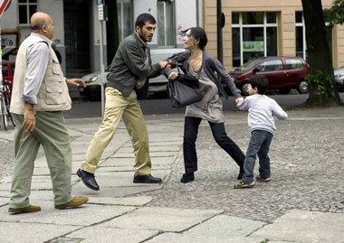 Es folgt das Übliche: Frauenhaus, Drohungen, Versöhnungsversuche