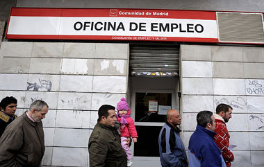 Lange Schlangen vor den Arbeitsämtern Spaniens – wie hier in Mad...