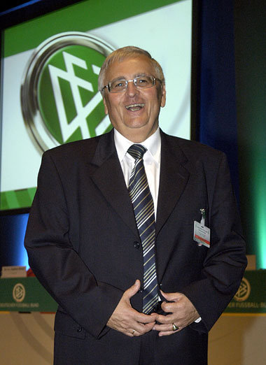 Theo Zwanziger. Bild forderte präventiv: Ein DFB-Boß darf nicht ...