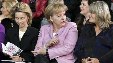 Staatstragend und stolz darauf: Vorzeigefeministin Schwarzer mit...
