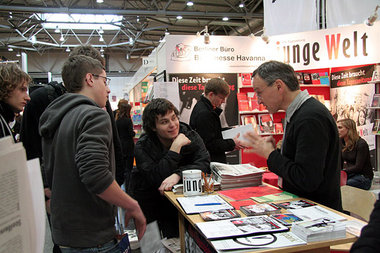 Diskussionen am Leipziger Messestand 2009