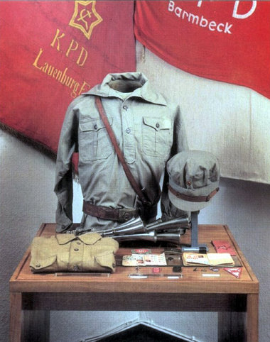 Aus der Ausstellung: Rotfrontkämpferuniform mit Schalmei
