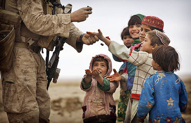 Besatzer-PR aus Helmand: Schokoriegel für Afghanistans Kinder (1...