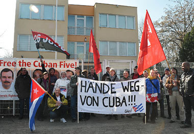 Am Donnerstag morgen vor der Botschaft Kubas in Berlin: Dutzende...