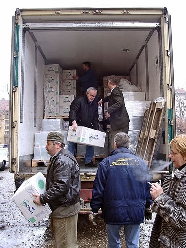 Entladen eines Sattelzuges vor dem Krankenhaus in Valjevo mit Hi...