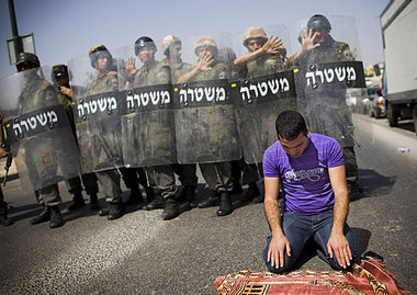 12. März 2010: Ein Palästinenser betet außerhalb der von Israel 