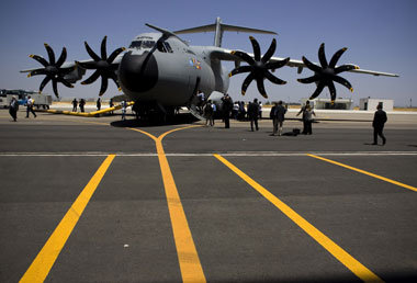 A 400 M: Trotz Lieferverzögerung und Kostenexplosion darf Airbus...