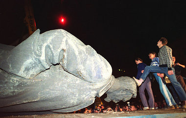 Großes Volksfest: gestürzte Statue Feliks Dzierzynskis vor der Z...