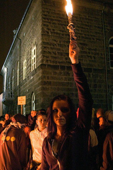 Spaß beiseite: Protest gegen Krisenverantwortliche vor dem Parla... Spaß beiseite: Protest gegen Krisenverantwortliche vor dem Parla...