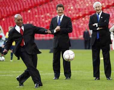 Kick it like Zuma: Südafrikas Präsident (hier mit Mitgliedern de...