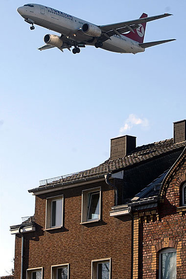 Einflugschneise am Düsseldorfer Flughafen. Die Luftverkehrslobby... Einflugschneise am Düsseldorfer Flughafen. Die Luftverkehrslobby...