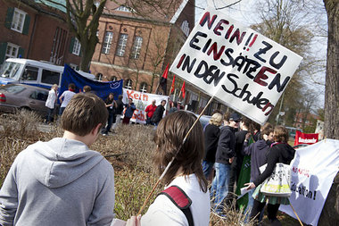 Protest gegen Besuch der Bundeswehr am Freitag vor dem Berliner ... Protest gegen Besuch der Bundeswehr am Freitag vor dem Berliner ...