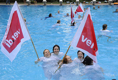 Ver.di-Protestaktion im Stuttgarter Freibad im August 2008. Nich...