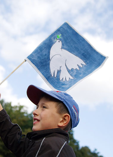 Die weiße Friedenstaube bleibt populär – Antikriegsdemonstration...
