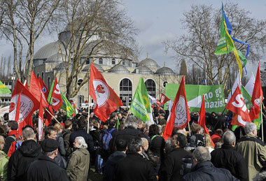 Kein Platz für Neonazis: Kundgebung vor der Merkez-Moschee in Du...