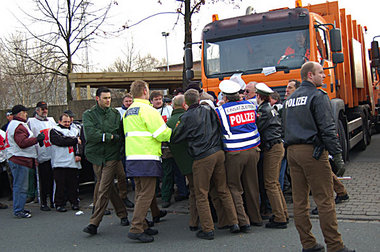 Osnabrück: Polizei räumt Streikbrechern den Weg frei (13.02.) Osnabrück: Polizei räumt Streikbrechern den Weg frei (13.02.)