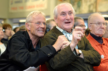 Man muß sich unterhaken: Rolf Becker (l.) und Heinrich Fink (Mit... Man muß sich unterhaken: Rolf Becker (l.) und Heinrich Fink (Mit...
