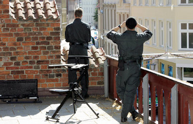 Polizeieinsatz im menschenleeren Stralsund während des Bush-Besu...