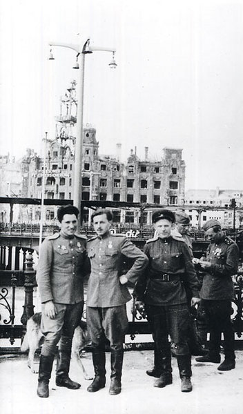 Nach der Befreiung: Moritz Mebel (l.) mit Mitstreitern auf dem D... Nach der Befreiung: Moritz Mebel (l.) mit Mitstreitern auf dem D...