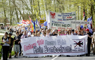 Der größte Ostermarsch 2009 richtete sich mit Tausenden Teilnehm... Der größte Ostermarsch 2009 richtete sich mit Tausenden Teilnehm...