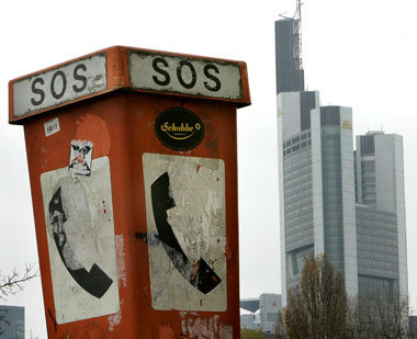 Ob das hilft? Notrufsäule vor der Zentrale der Commerzbank in Fr... Ob das hilft? Notrufsäule vor der Zentrale der Commerzbank in Fr...
