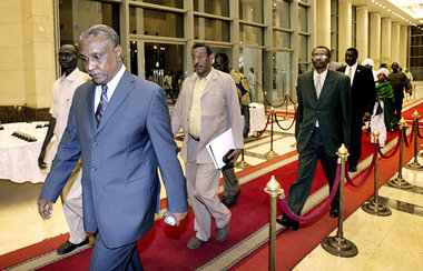 Yassir Arman (links) am Mittwoch auf dem Weg zu einer Pressekonf...