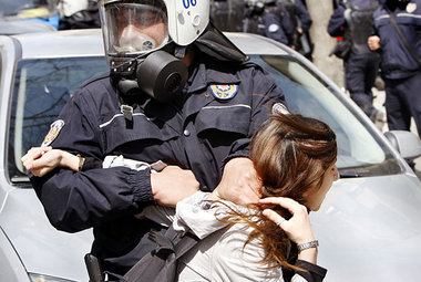 Polizeigewalt gegen eine Demonstrantin am Freitag in der türkisc...