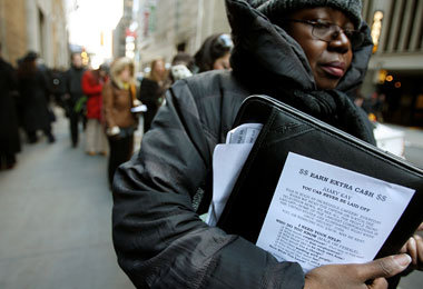 Schlangestehen vor einem Arbeitsamt in New York: In den USA sind...