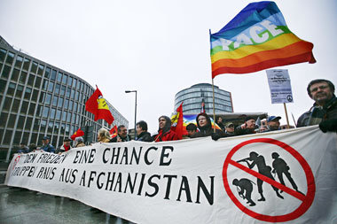 Zentrum der Rüstungslobby: In Berlin-Mitte demonstrierten 200 Me... Zentrum der Rüstungslobby: In Berlin-Mitte demonstrierten 200 Me...