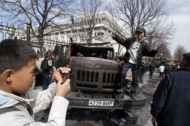 Pose für den Fotografen: Ausgebrannter Truck vor dem Parlamentsg...